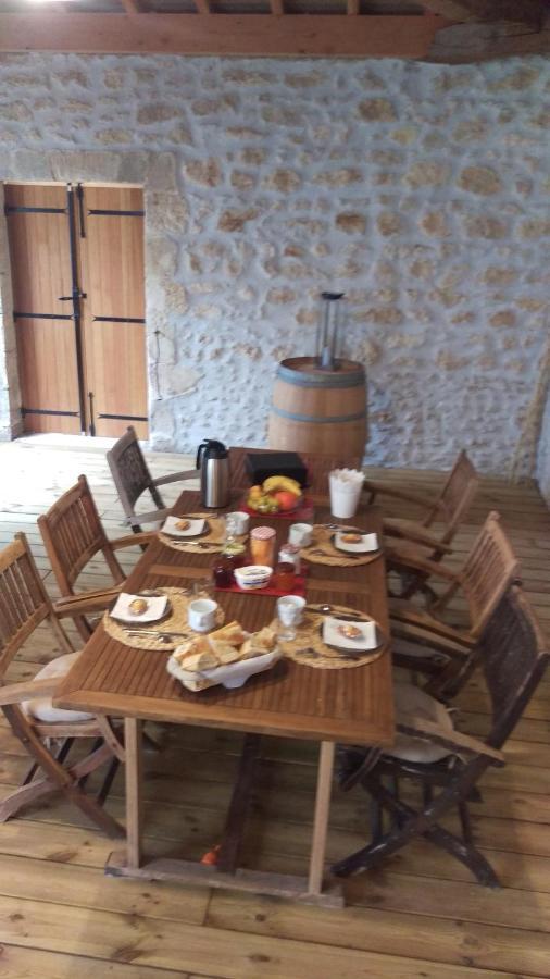 Au Coeur Des Vignobles Bed and Breakfast Saint-Estèphe Buitenkant foto